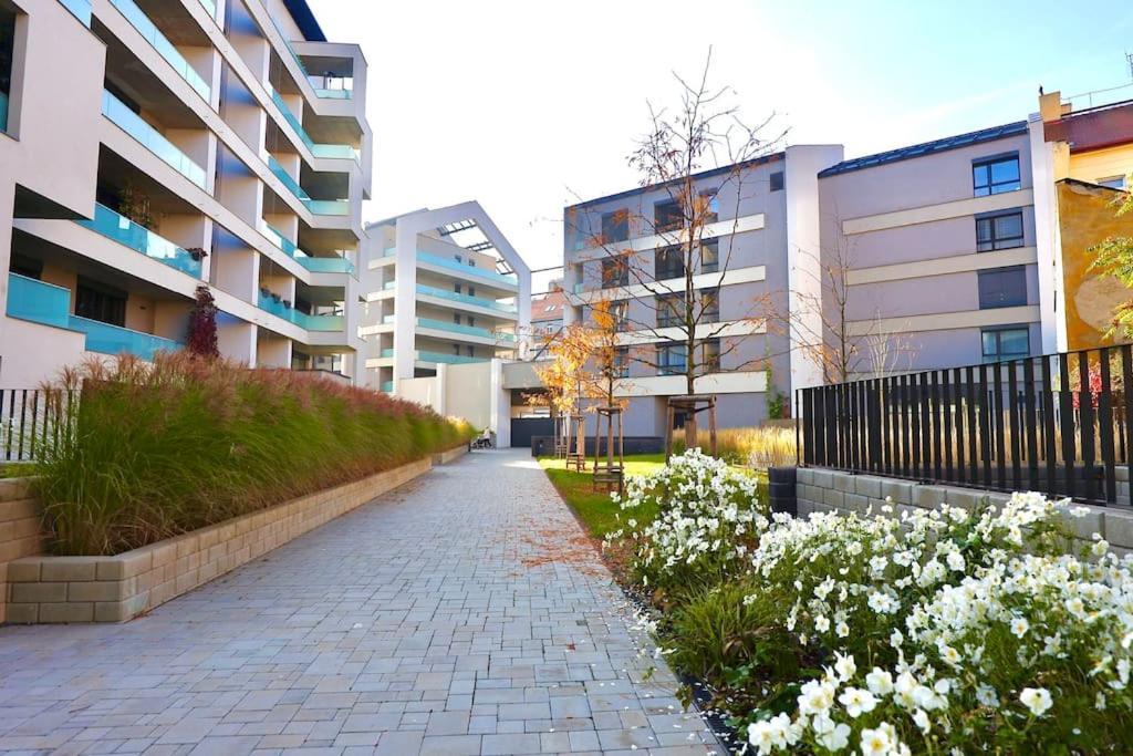 Modern Apartment • Garden • Near The City Center 布拉格 外观 照片