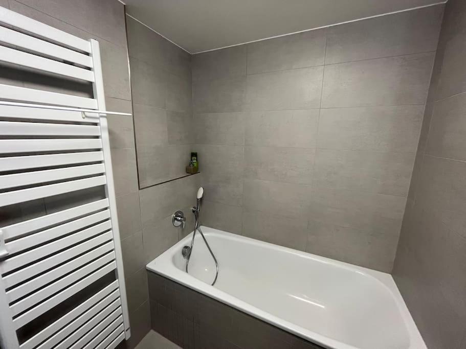 Modern Apartment • Garden • Near The City Center 布拉格 外观 照片